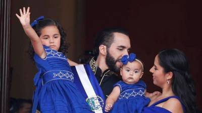 El presidente de El Salvador, Nayib Bukele, acompañado de su esposa Gabriela Rodríguez y sus hijas, asiste a la ceremonia de investidura de su segundo mandato consecutivo, en la Plaza Gerardo Barrios de San Salvador (El Salvador).