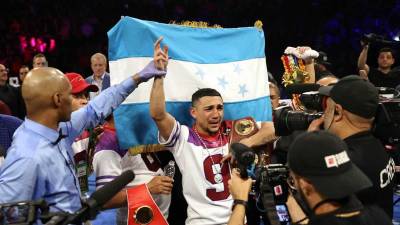 Teófimo López rompió a llorar tras conocer su triunfo ante Jamaine Ortiz y la bandera de Honduras presente.