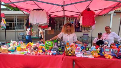 Una joven participa con su emprendimiento en el bazar navideño de Chamelecón.