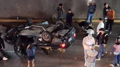Un vehículo cayó desde el paso a desnivel del bulevar Juan Pablo II de Tegucigalpa.