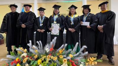 Los graduados con excelencia académica de la XXV graduación UTH Puerto Cortés.