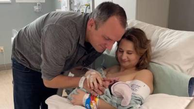 Gypsy Rose con su hija Aurora Urker en brazos.