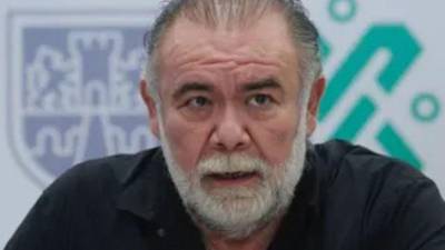 El actor mexicano Jesús Ochoa fue hospitalizado tras sufrir una caída de aproximadamente 10 metros de altura cuando falló un elevador instalado para una función del musical Perfume de Gardenia en Atizapán, Estado de México.