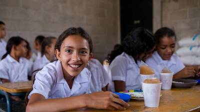 Miles de niños hondureños pueden gozar de una buena alimentación a través del Programa Nacional de Merienda Escolar.