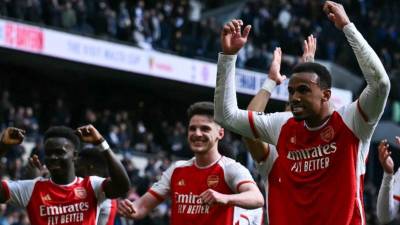 Futbolistas del Arsenal celebraron con mucha euforia el triunfazo ante Tottenham.