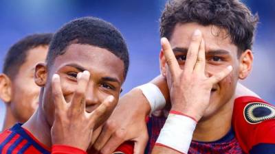 Jugadores de la Sub-20 de Costa Rica celebrando uno de los tres goles marcados ante Jamaica.
