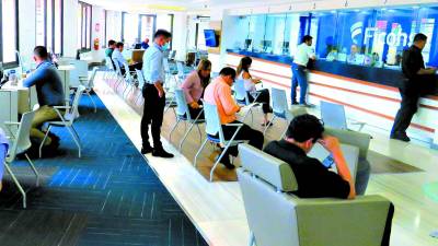 Durante la pandemia del covid-19, algunos puntos de servicio como agencias y ventanillas bancarias disminuyeron en el país, reflejando una recuperación entre 2022 y 2023.