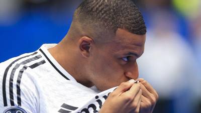 Mbappé besó el escudo del Real Madrid en varias ocasiones.