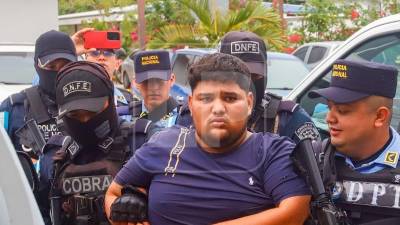 Bajo un fuerte dispositivo de seguridad fue presentado la mañana de este viernes el cuarto capturado vinculado al caso del enfrentamiento en Corinto, Omoa, donde perdieron la vida cinco agentes policiales de la Dirección Policial Anti Maras y Pandillas Contra el Crimen Organizado (Dipampco).