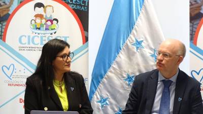Sua Martínez, directora ejecutiva de la CICESCT, y <b>Bo Mathiasen</b>, director adjunto de Control de Drogas y Prevención del Delito.