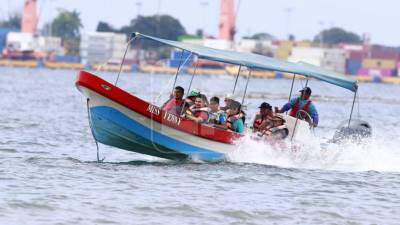 Bajo un cálido sol, decenas de hondureños llegaron a la playa de la Coca-Cola, en Puerto Cortés, para disfrutar de las vacaciones de la Semana Morazánica, uno de los feriados más esperados del año.