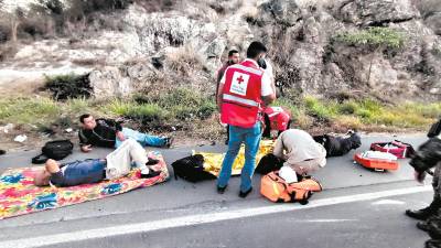 <b><span class=mln_uppercase_mln>Cruz roja.</span></b> Los policías y el reo fueron auxiliados rápidamente.