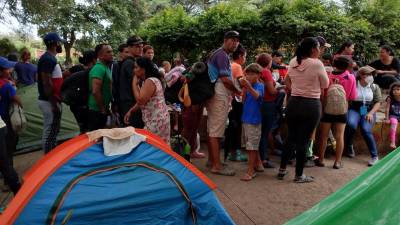 Migrantes venezolanos esperan transpote en la ciudad de Danlí.