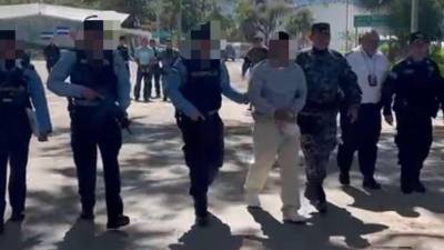 Momentos en que entregan al hondureño a autoridades policiales en el punto fronterizo de el Poy.