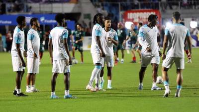 Los jugadores de la Selección de Honduras durante el calentamiento previo al inicio del partido ante México.