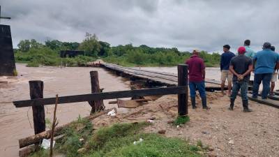 En el río Sico se impidió el paso por el puente de madera debidoa la crecida.
