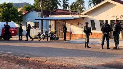 La Policía identificó las letras “TCP” que los atacantes dejaron pintadas en la fachada de la vivienda de la tiktoker Evelyn Lima Dantas como las siglas del Terceiro Comando Puro, una organización criminal originaria de Río de Janeiro, Brasil. La joven, de 21 años, fue asesinada a tiros en Mãe do Rio, estado de Pará, después de que dos hombres irrumpieran en su casa y la sacaran por la fuerza.