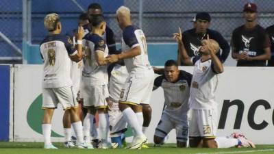 Los jugadores del Olancho FC celebrando el gol de Eddie Hernández contra el Motagua.