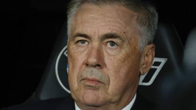 Ancelotti y una cara de pocos amigos en el banquillo luego de la derrota del Real Madrid ante Barcelona.