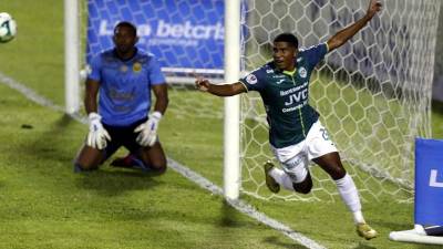 Samuel Elvir celebrando su gol para el 0-2 del Marathón contra el Real España.