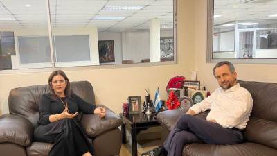 Precandidata presidencial, Rixi Moncada junto al secretario de Presidencia, Rodolfo Pastor.