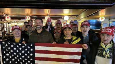 Trump Jr. junto a locales en un bar de Groenlandia.
