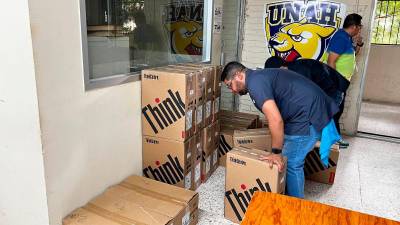 <b><span class=mln_uppercase_mln>Labor.</span></b> Personal traslada las computadoras al laboratorio de Periodismo.