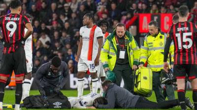 Tom Lockyer, el capitán visitante, cayó desvanecido en el minuto 59 del partido de este sábado entre el Bournemouth y el Luton Town a causa de un “paro cardíaco.
