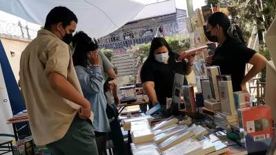 Asistentes observan libros durante la “Primera expoventa de libros 2022”, en Tegucigalpa.