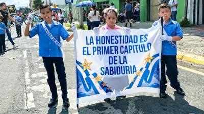 Los alumnos del cuadro de honor de la escuela San Juan Bosco hicieron un llamado a la honestidad como “el primer capítulo de la sabiduría”.