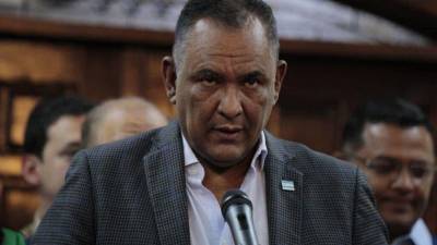 Diputado Mario segura en conferencia de prensa.