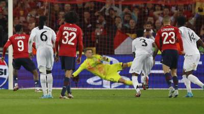 Jonathan David delantero canadiense del Lille, marcando de penal su gol contra el Real Madrid.