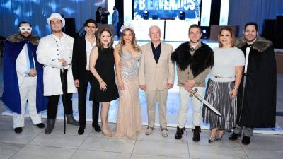 La familia Valladares dio la bienvenida a los invitados en una noche de celebración, elegancia y camaradería.