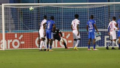 ¡Dejó estático a Menjívar! El golazo de tiro libre de Alexy Vega ante Olimpia