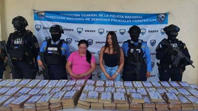 Dos mujeres hondureñas fueron detenidas la mañana de este lunes en posesión de 2,000 dólares en efectivo, un vehículo y más de 150 paquetes de supuesta cocaína durante una operación policial en el sector de Namasigüe, Choluteca.