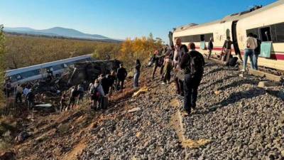 Agentes de la Guardia Civil y técnicos de la Comisión de Investigación de Accidentes Ferroviarios (CIAF) interrogan al operario del centro de control que regulaba el tráfico de la línea del AVE Madrid-Sevilla en el momento en el que se produjo el accidente entre dos trenes que, por el momento, ha dejado 68 víctimas mortales.