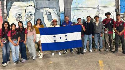Un grupo de 12 integrantes del Ballet Folklórico Raíces Marcalinas, de Marcala, La Paz, permanece varado en Colombia tras el terremoto de magnitud 7.4 que sacudió varias regiones de ese país este lunes, justo cuando se disponían a regresar a Honduras luego de participar en un festival internacional de danza folclórica.