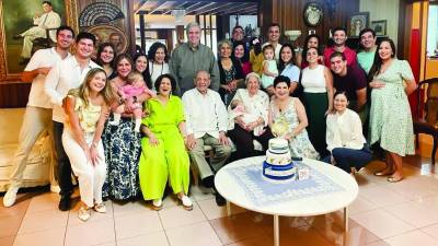 Don Napoleón con parte de sus descendientes durante la celebración de sus 98 años de vida en 2022.