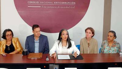 <b><span class=mln_uppercase_mln>Respaldo.</span></b> Gabriela Castellanos fue acompañada por varias personalidades de la sociedad civil.