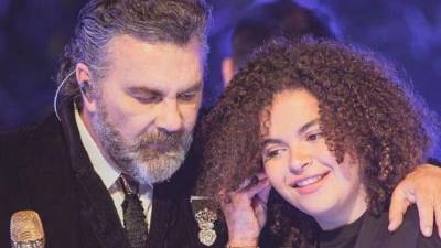 El cantante Manuel Mijares y su hija Lucerito Mijares.