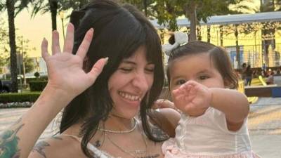 La cantante Cazzu y su hija Inti.