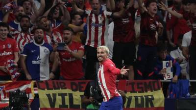 Griezmann celebra y atrás la euforia de la afición del Atlético de Madrid.