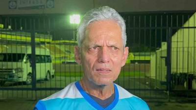 Reinaldo Rueda atendió a la prensa deportiva en las afueras del estadio Félix Sánchez de República Dominicana.