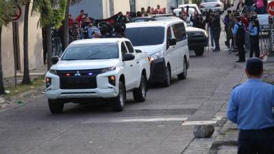 El busito que trasladaba a los exmilitares es resguardado a su llegada a los juzgados.