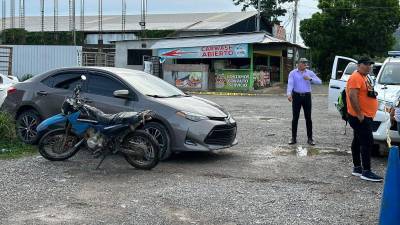 El cuerpo sin vida del hombre quedó al lado de su vehículo.