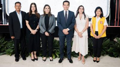 El Presidente Ejecutivo de BAC Honduras, Carlos Handal, acompañado de los panelistas en la presentación de resultados de la estrategia Triple Valor.