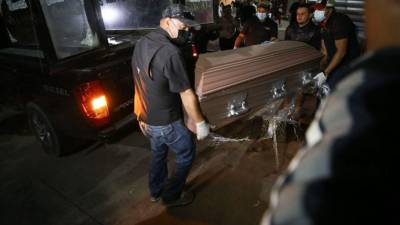 Familiares reclamaban en la noche del martes 20 de junio los cuerpos de las víctimas fallecidas en la matanza registrada en la cárcel de mujeres de Honduras.