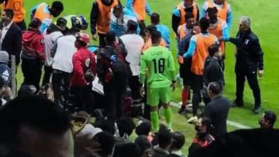 Momento en el que paramédicos atienden a un miembro de la delegación hondureña.