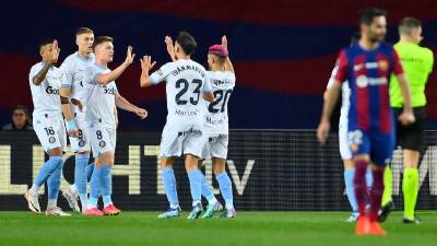 El Girona sumó tres nuevos puntos tras vencer al Barcelona y recuperar el liderato de la Liga Española luego del tropiezo del Real Madrid.