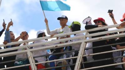 Shin ondea la bandera desde el puente peatonal que está en la entrada de Tegucigalpa.